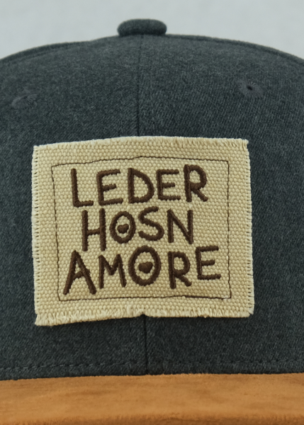 Cap "d´Hundskrippln: Lederhosnamore" - dark grey (Snapback)